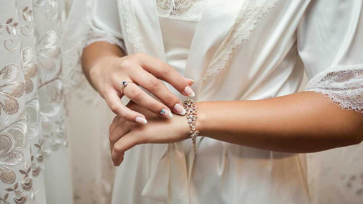 Styling Tips for Elevating Your Outfit with Simple Jewelry